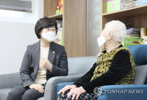 정영애 여성가족부 장관이 지난 2월 10일 경기도 광주시 나눔의 집을 방문해 할머니들께 설인사를 드리는 모습. [여성가족부 제공]